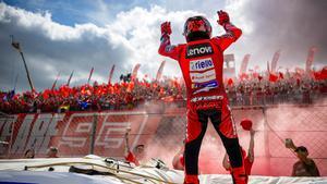 Marc Márquez celebra la victoria con sus seguidores