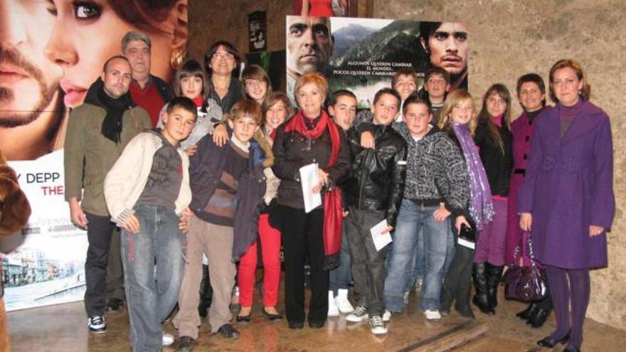 Los estudiantes de Sexto de Jacarilla, la noche del estreno de &quot;También la lluvia&quot;.