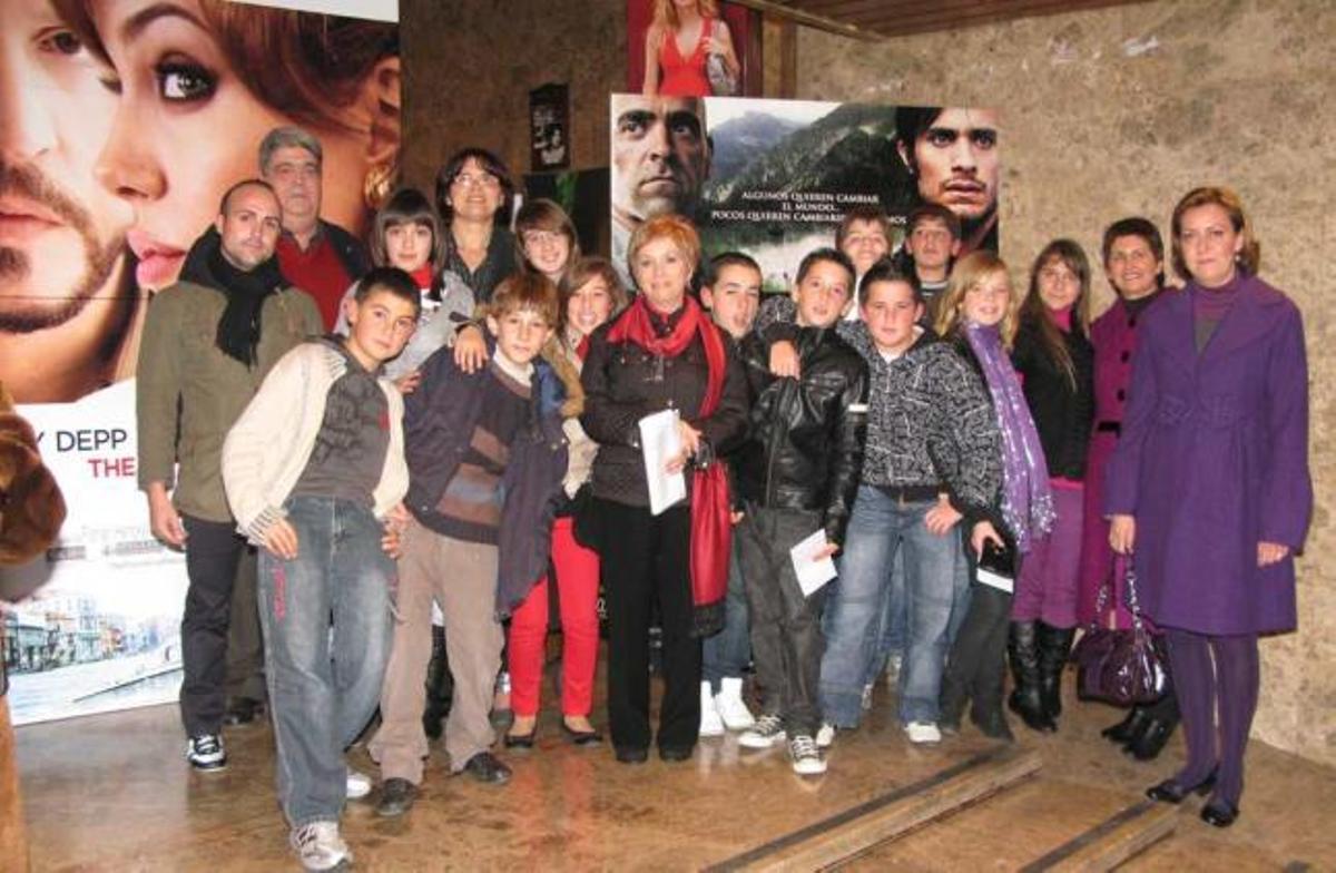 Los estudiantes de Sexto de Jacarilla, la noche del estreno de "También la lluvia".