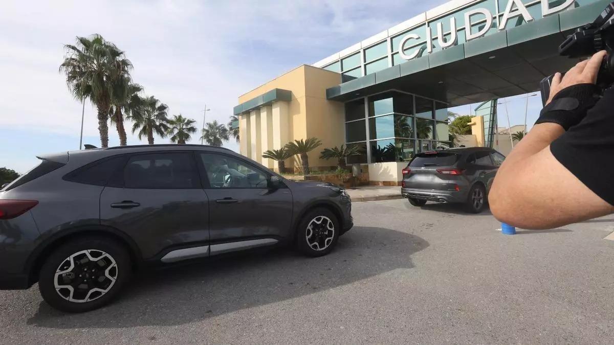 Mazón evita salir de una reunión en Alicante por la puerta principal para huir de la prensa.