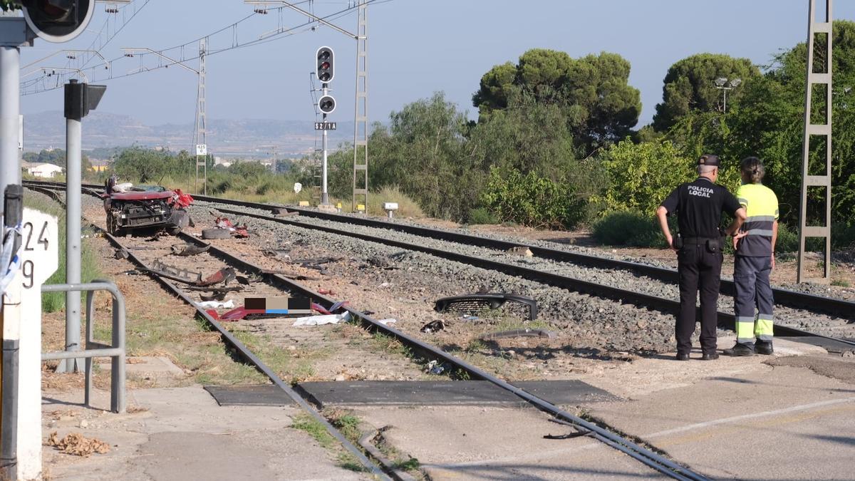 Cuatro fallecidos en el arrollamiento de un coche por un tren en Novelda