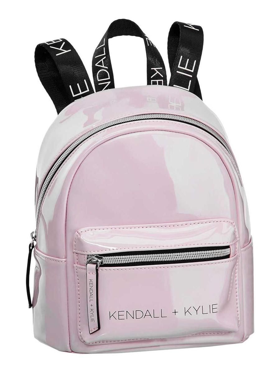 Mochila de charol rosa claro de Kendall+Kylie Jenner para Deichmann. (Precio: 24, 90 euros)