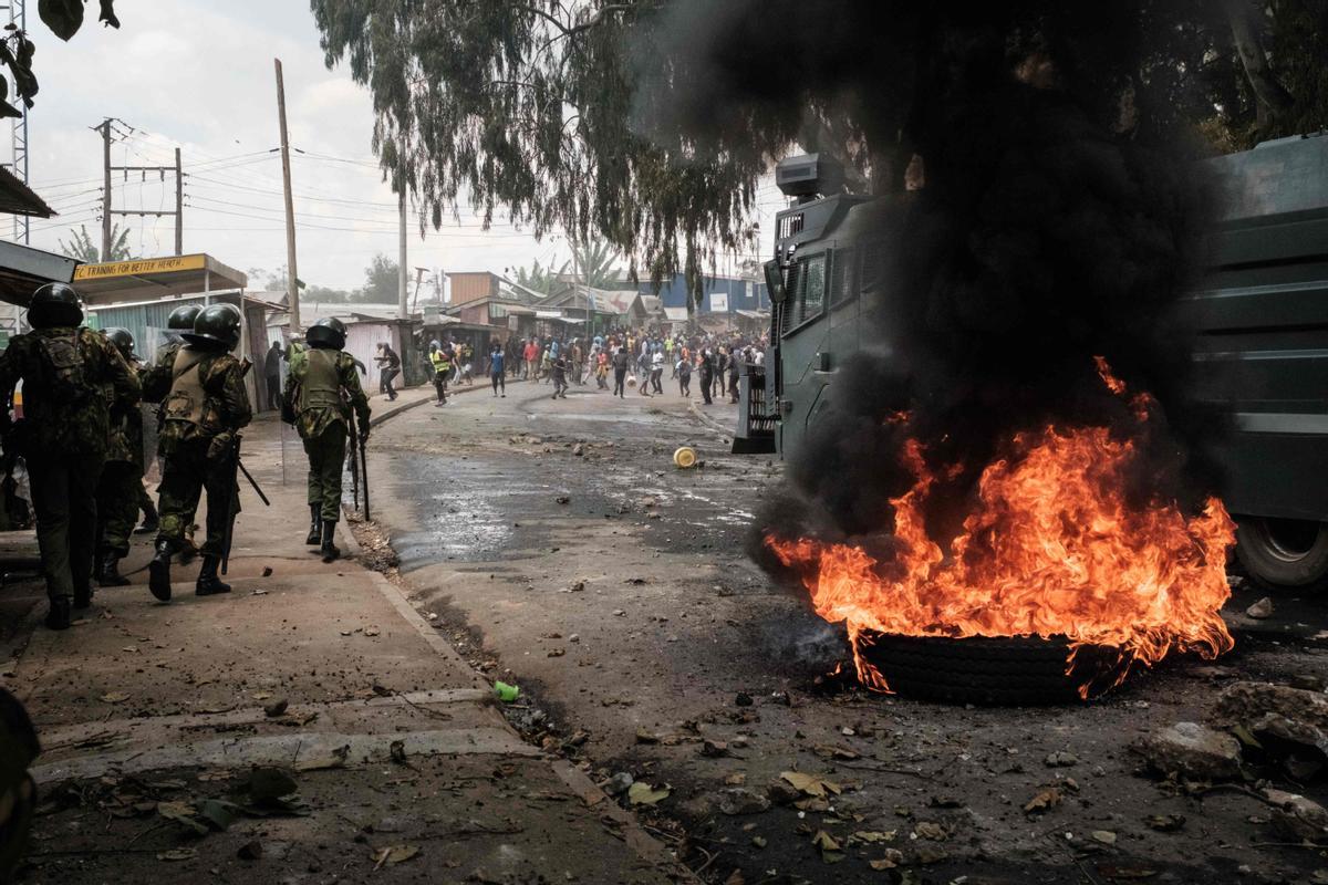 Protesta masiva convocada por el líder de la oposición Raila Odinga, afirma que le robaron las últimas elecciones presidenciales de Kenia y culpa al gobierno por el aumento del costo de vida en Nairobi.