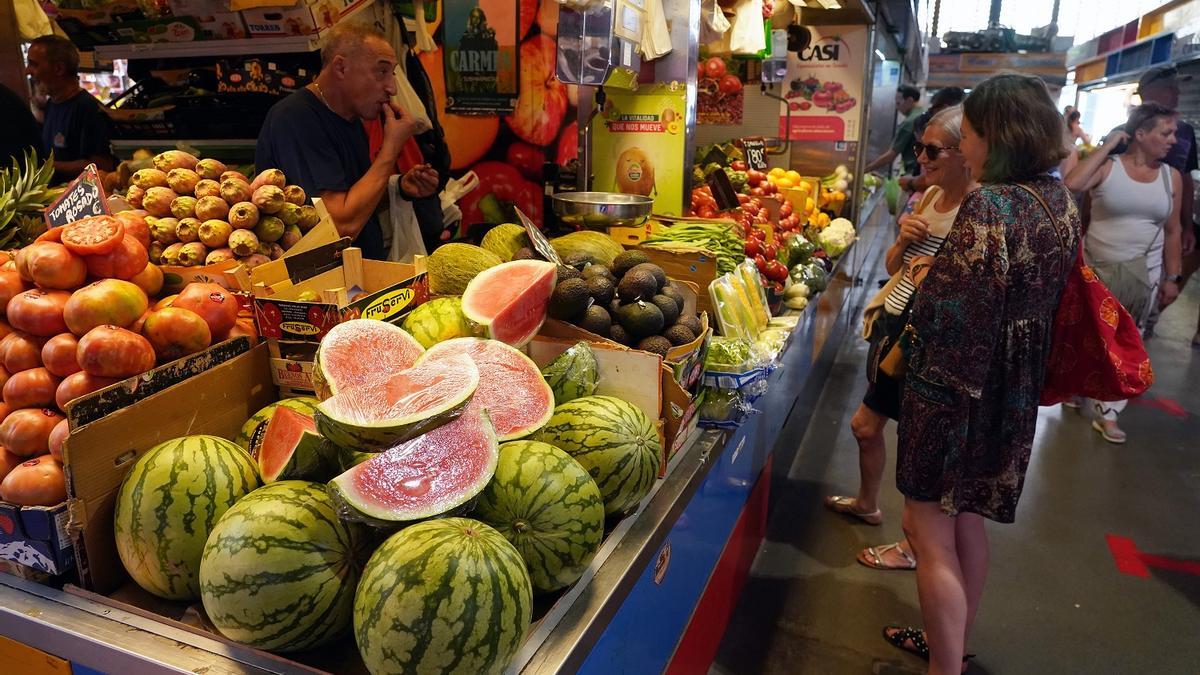 Clientes en el mercado de Atarazanas, en Málaga capital.