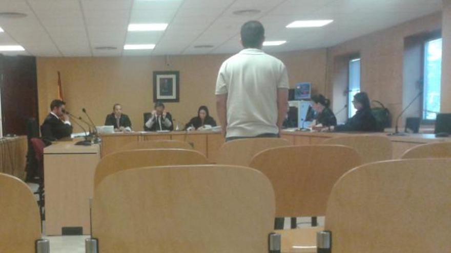 El joven durante la declaración en la Audiencia Provincial, ayer. i  LOT