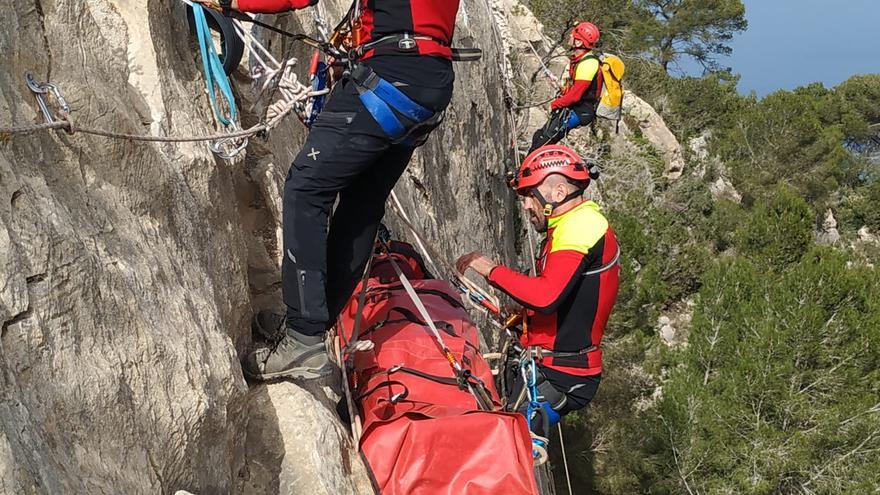 Hipotético rescate pared arriba del Grupo de Rescate Vertical de Ibiza