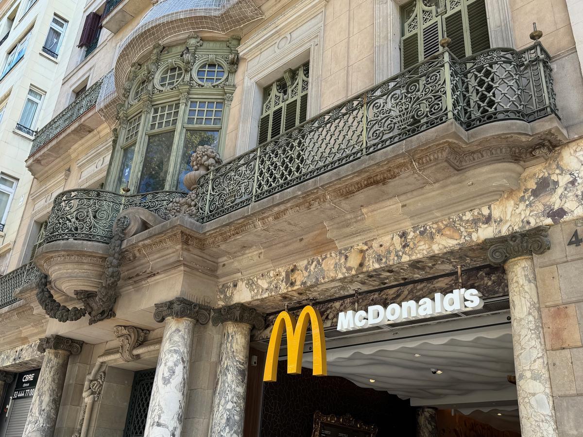 Un Puig i Cadafalch casi 'noucentiste',mancillado por un McDonald's.