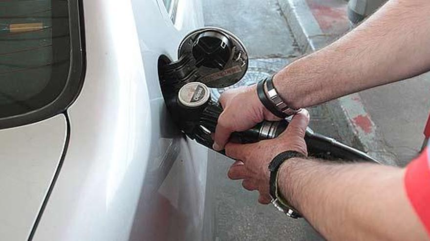 Un coche, repostando en un gasolinera.