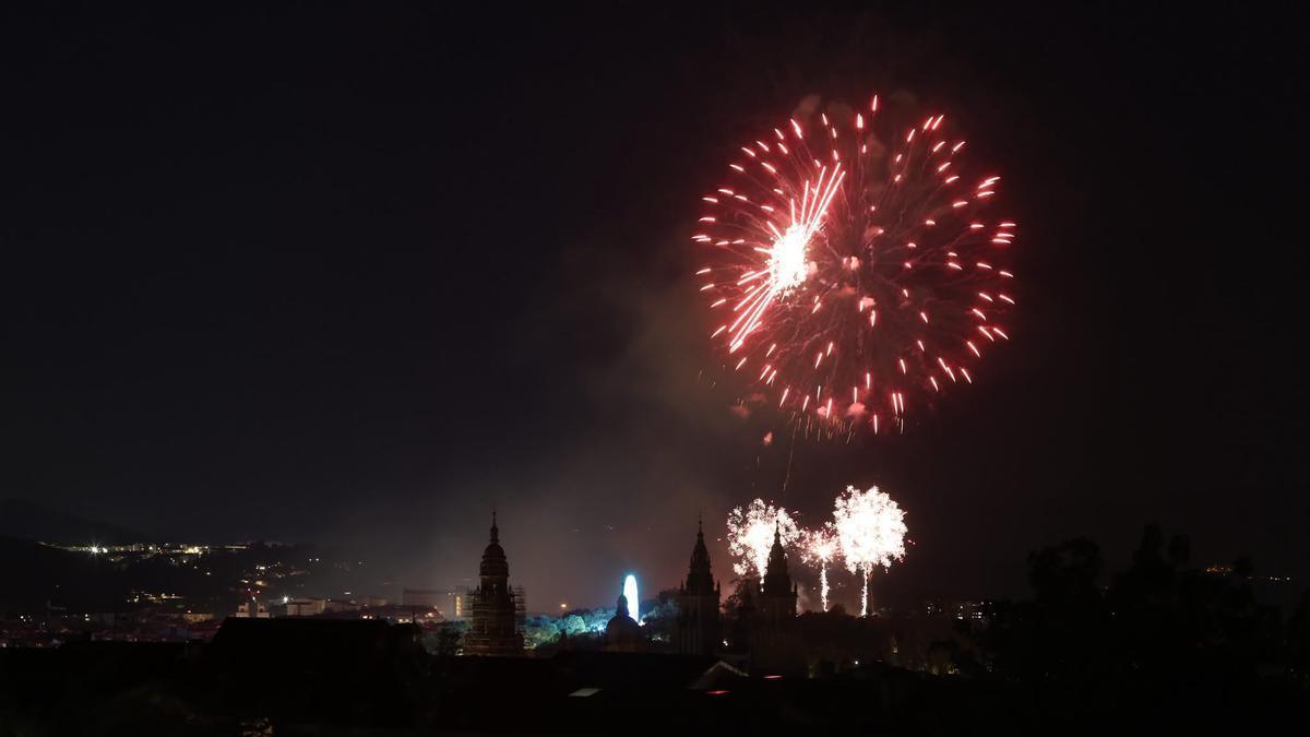 Las Fiestas del Apóstol se despiden con la luz de los fuegos y el ritmo de The Rapants