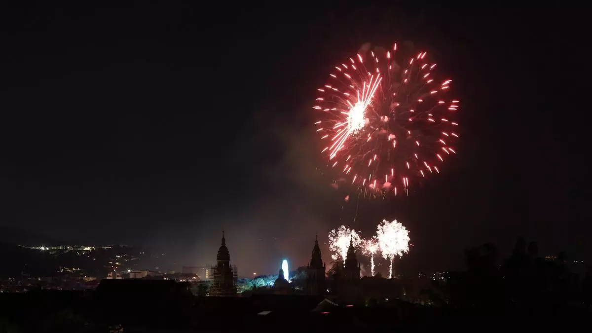 Las Fiestas del Apóstol se despiden con la luz de los fuegos y el ritmo de The Rapants