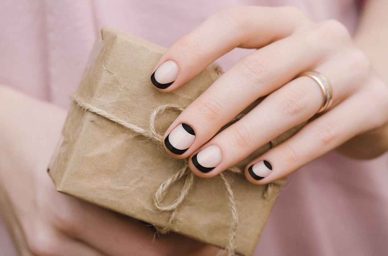 La manicura francesa ha logrado mantener su popularidad y relevancia a lo largo de los años.