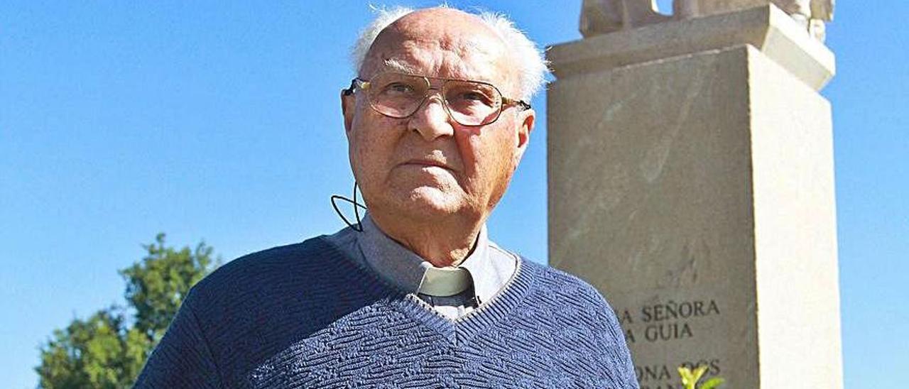 Gil y la estatua a Nuestra Señora da Guía donada por él. // I. OSORIO