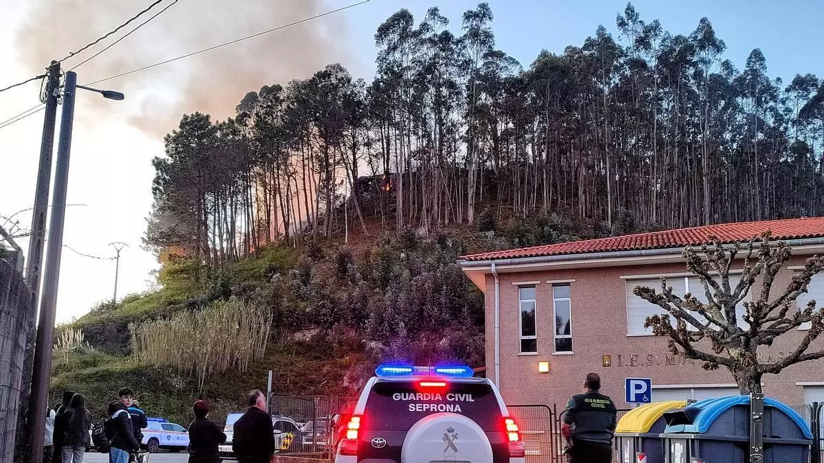 Dos avionetas, un helicóptero y medios terrestres para sofocar el primer incendio forestal de O Morrazo en Cangas
