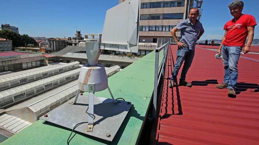 Estación que capta el polen en Vigo, ubicada en una terraza del Concello. // Marta G. Brea