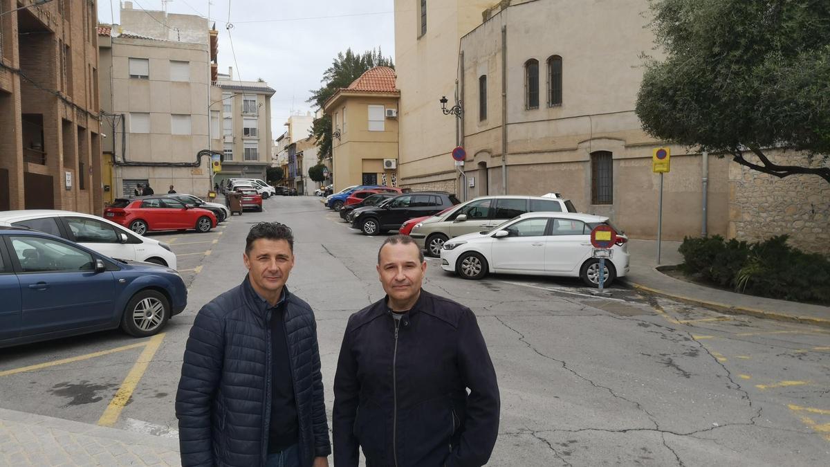 Los dos ediles del PP en el entorno de la Iglesia de Santa Ana