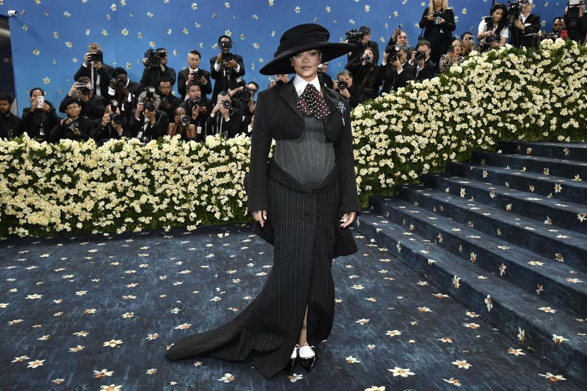 Rihanna desvela su tercer embarazo en la alfombra roja de la Gala Met