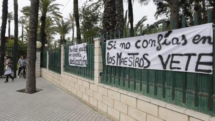 Algunas de las pancartas con las que amaneció ayer el colegio El Palmeral de Elche.