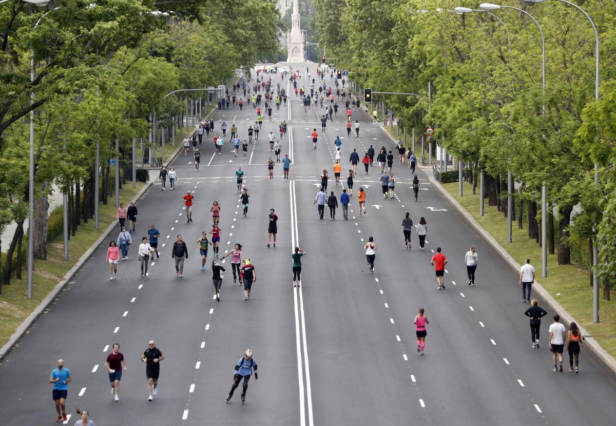 Vista del Paseo de la Castellana, una de las calles peatonales durante los fines de semana y los festivos durante la desescalada del confinamiento, el 9 de mayo de 2020.