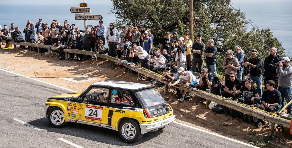 Aficionats veient passar els pilots en una corba.