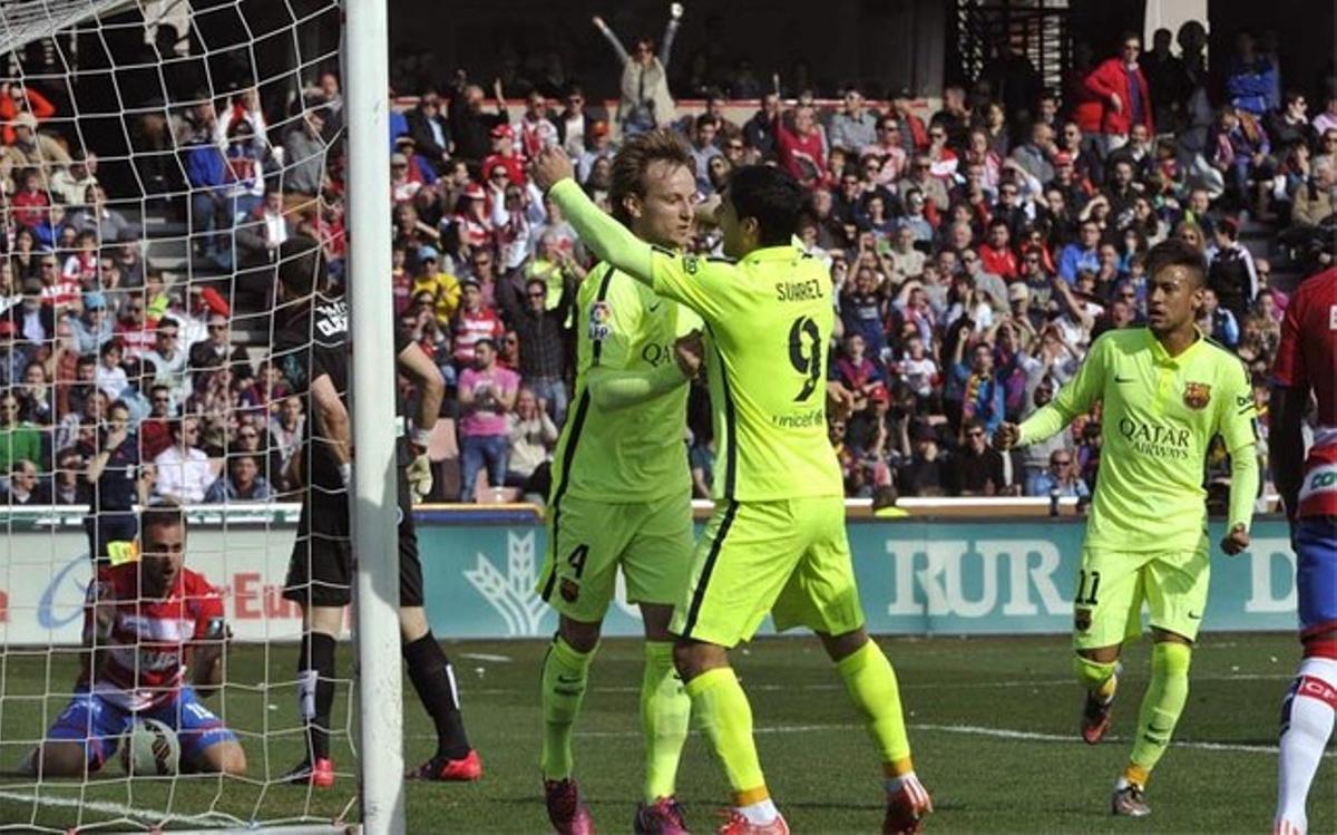 Rakitic y Suárez participaron en los tres goles del Barça en Granada