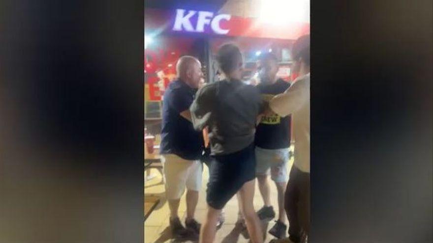 Brutal agresión en la cola de un local de comida rápida en Benidorm.