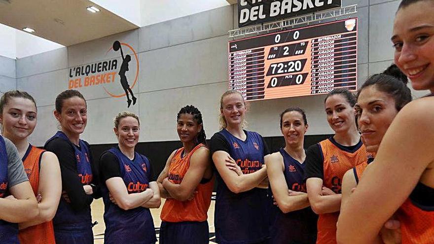 Las jugadoras del Valencia Basket posan para SUPER antes de la gran final de la Liga