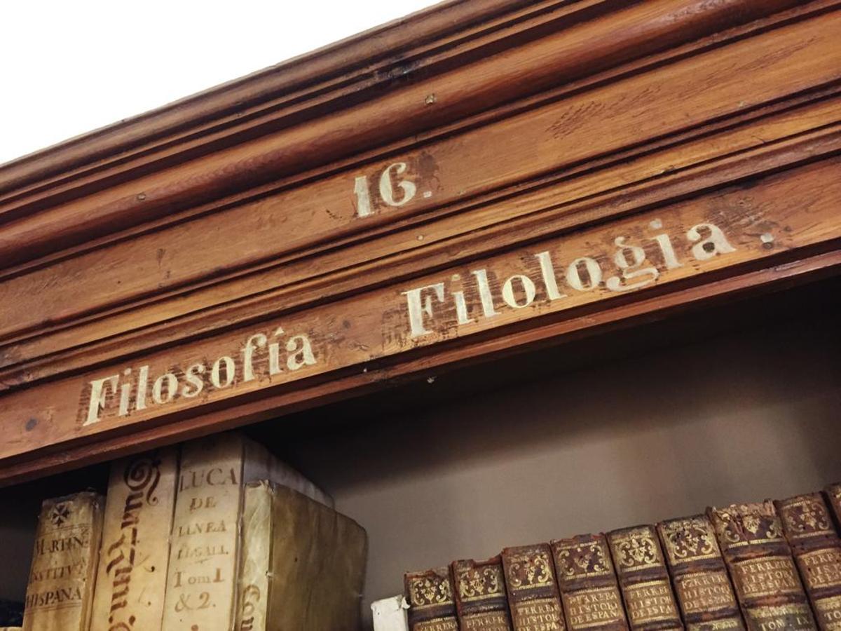 Detalle de uno de los anaqueles de la biblioteca de la Económica.