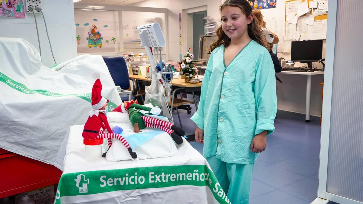Ainhoa observa una de las trastadas de los elfos.