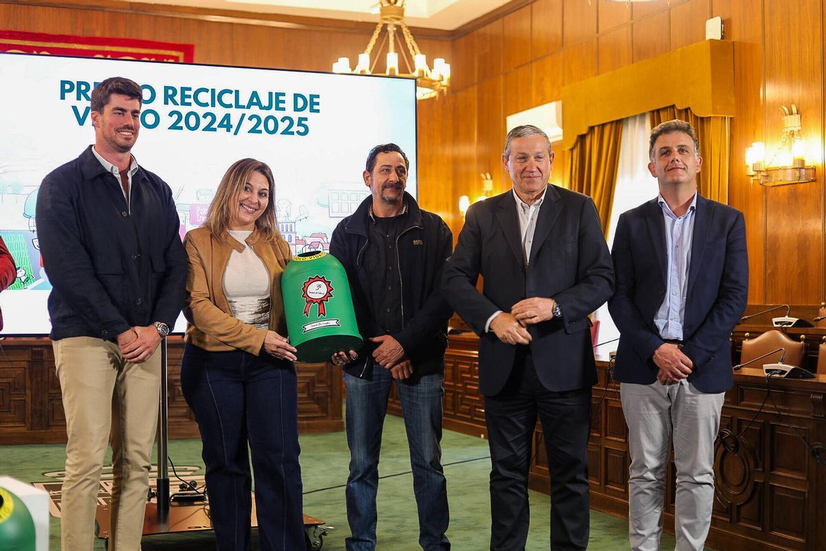 Zamora. El presidente de la Diputación de Zamora, Javier Faúndez Domínguez, entrega los Premios Reciclaje Ecovidrio 2024/2025 a localidades de la provincia de menos de 1.000 habitantes