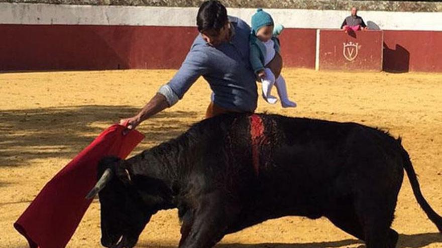 Fran Rivera, toreando con su hija.