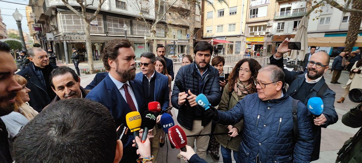 Iván Espinosa de los Monteros atiende a los medios en la Plaza de las Flores de Elche