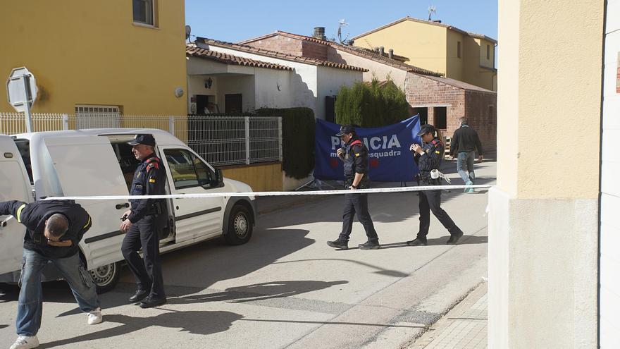 Els investigadors sospiten que l&#039;assassí de Bellcaire no va rematar la mare perquè patís el dol pel seu fill