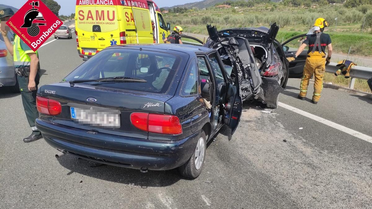 Vehículos siniestrados en la A-7 en Ibi este domingo.