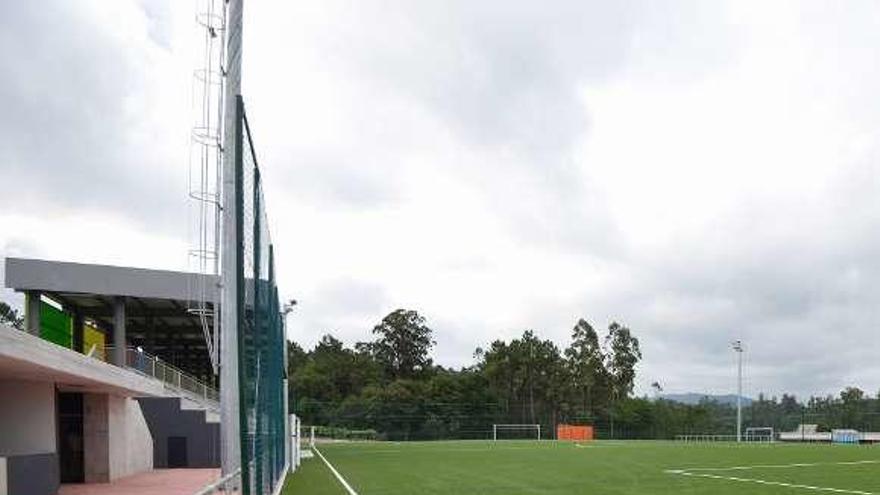 El campo de fútbol de Moraña, recién remodelado. // Gustavo Santos