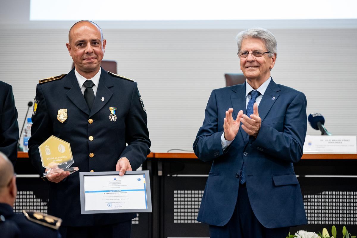 Julio Pérez con uno de los policías condecorados.