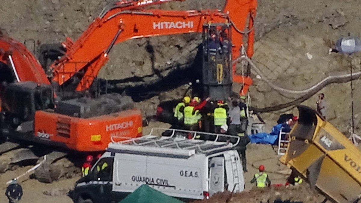 Dos mineros bajan al pozo en la cápsula para trabajar en el rescate de Julen