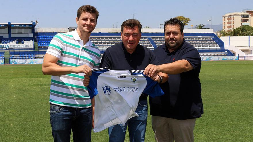 El nuevo entrenador marbellí, Rafael Pérez &#039;Padilla&#039;, junto a Grinberg y Ruiz Padial, en su presentación.