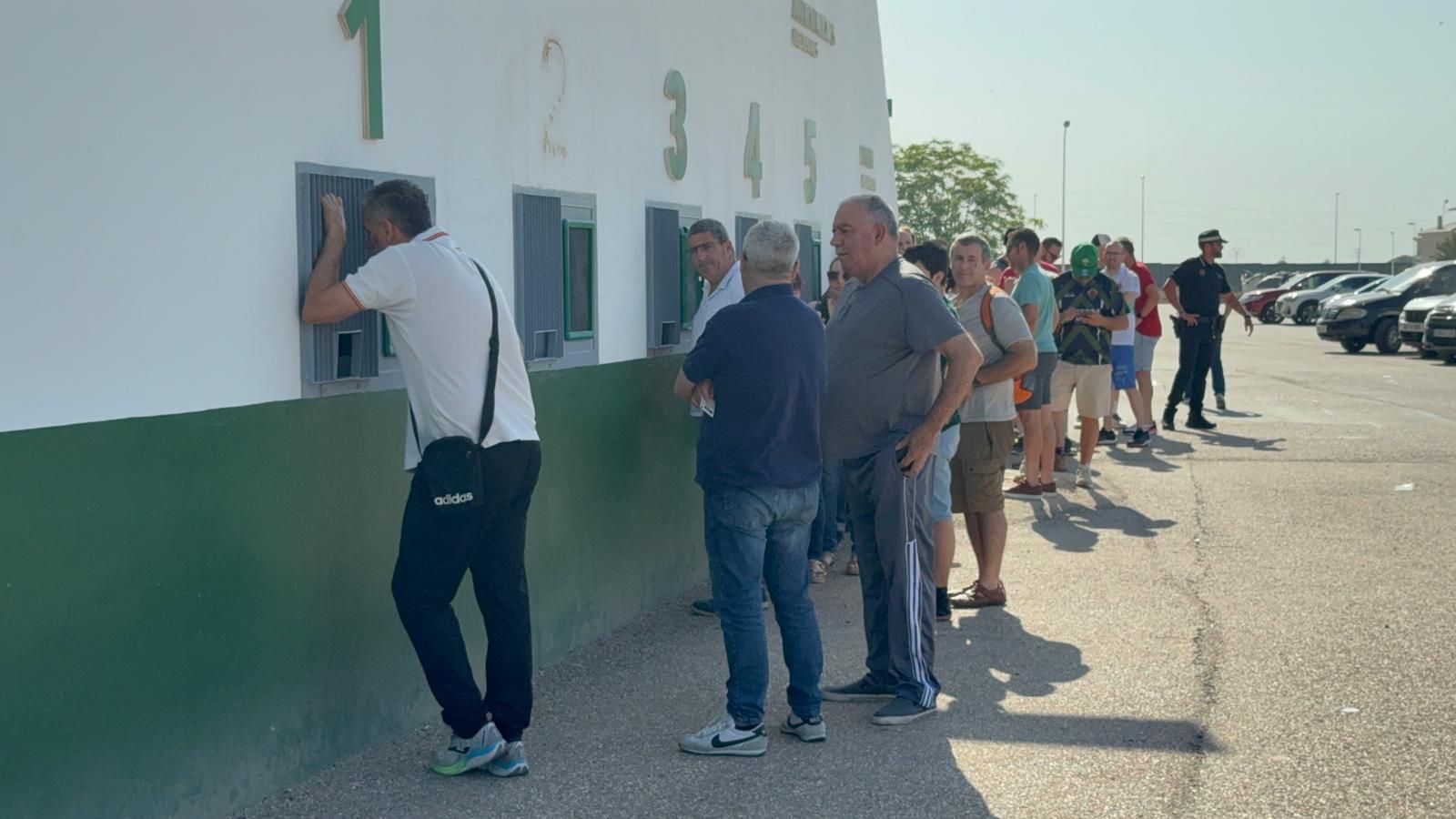 Los aficionados del Elche CF recogen las entradas en el estadio para el partido contra el Deportivo