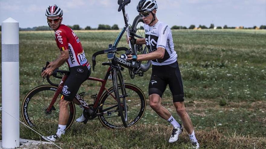 Fernando Gaviria en la nube, Chris Froome en la hierba