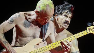 El bajista Michael Peter Balzary Flea (i) y el cantante Anthony Kiedis, del grupo californiano Red Hot Chili Peppers, en una imagen de archivo. EFE/José Manuel Vidal