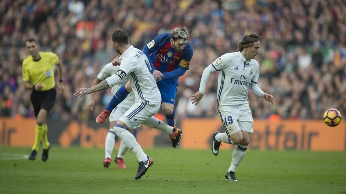 Ramos frena a Messi en una acción del partido.