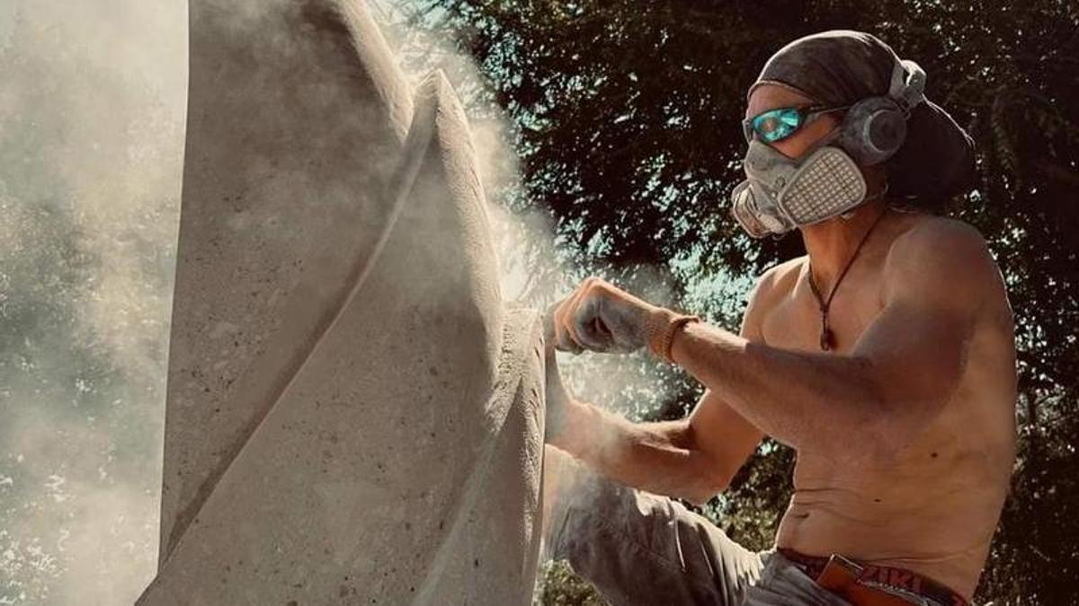 Carlos Lorenzo, durante la creación de la escultura