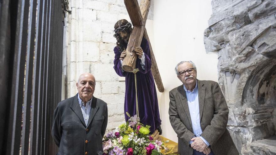 Juan Antonio Fernández Martínez, a la izquierda, y José Ángel Rodríguez Getino, ante el Nazareno. | Irma Collín