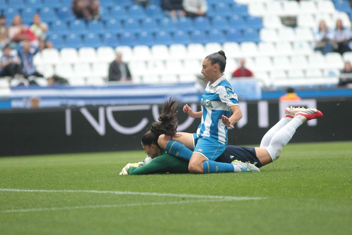 Olaya choca con Arrula en un lance de la primera mitad.