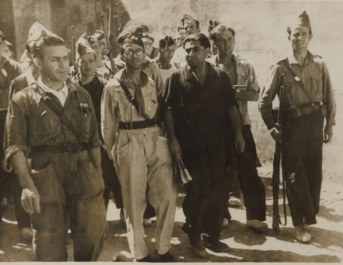Los vecinos de Pozoblanco, a las puertas del Ayuntamiento, tras conocer la victoria en la toma de Dos Torres.