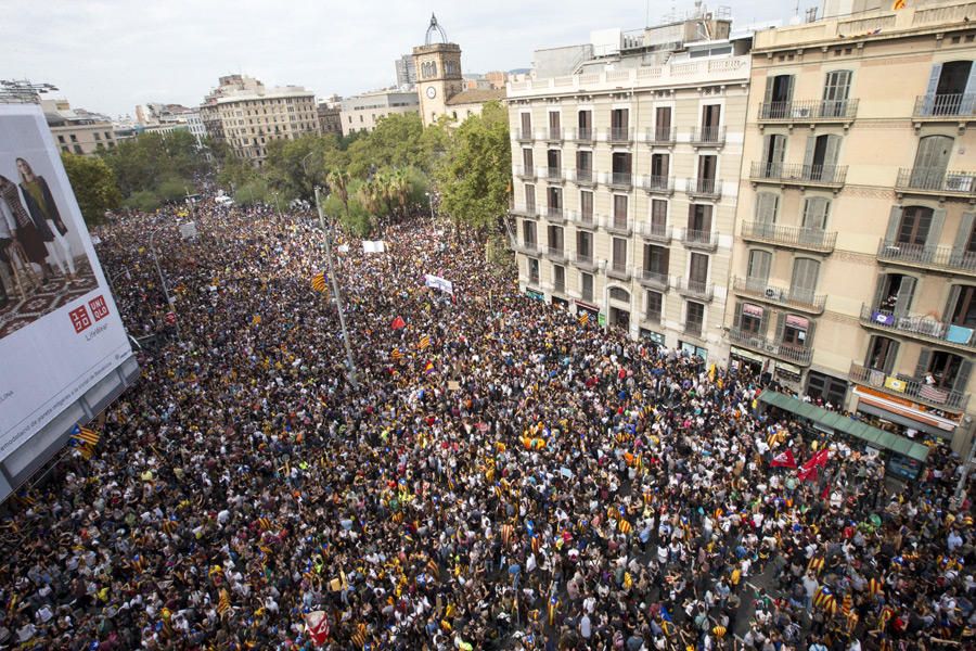 Multitudinaria concentración en Barcelona en protesta por las cargas del 1-O