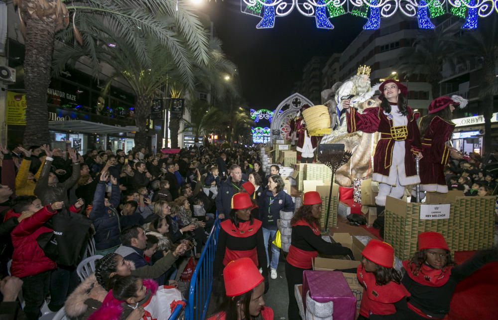 Los Reyes Magos reparten ilusión por la ciudad de Alicante.