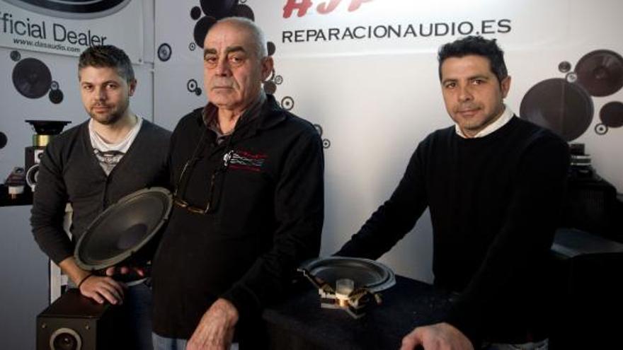 Paco y Mariano Jiménez Parrilla flanquean a su padre, Mariano, en el negocio familiar dedicado a la reparación de altavoces.