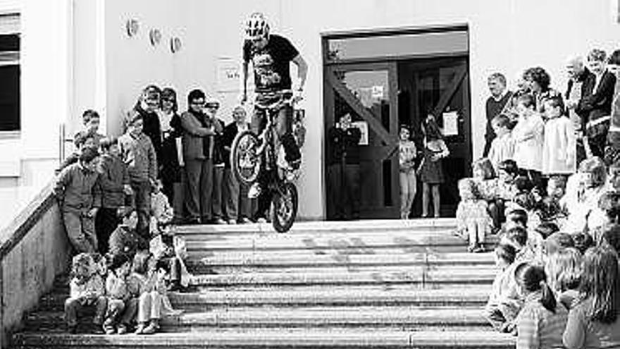 Exhibición de bike trial en el colegio La Paloma de Castropol.