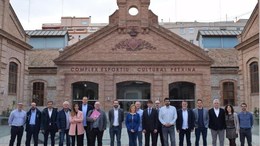 Autoridades y especialistas participantes en la jornada inaugural de foro.